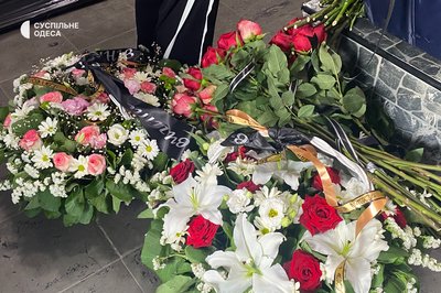 В Одесі попрощалися з вчителькою, яка загинула під час російської атаки в ніч на 28 червня. В Одесі попрощалися з вчителькою, яка загинула під час російської атаки в ніч на 28 червня.