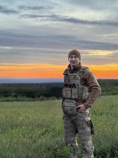 Андрій Савон — водій екіпажу загону спецпризначення Lasar's Group Національної гвардії. Військовий загинув у серпня 2025 року неподалік Костянтинівки через атаку російського дрона Андрій Савон — водій екіпажу загону спецпризначення Lasar's Group Національної гвардії. Військовий загинув у серпня 2025 року неподалік Костянтинівки через атаку російського дрона
