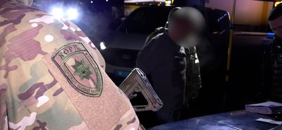 У Чернівецькій області затримали чоловіка, який кинув гранату у бік авто поліції: нові деталі випадку У Чернівецькій області затримали чоловіка, який кинув гранату у бік авто поліції: нові деталі випадку