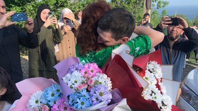Qırımda azat etilgen Yaltalı siyasiy mabüs Refat Alimovnı qarşıladılar