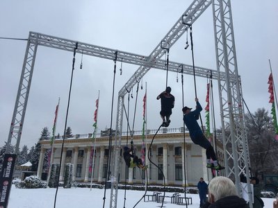 Учасники забігу долають перешкоди