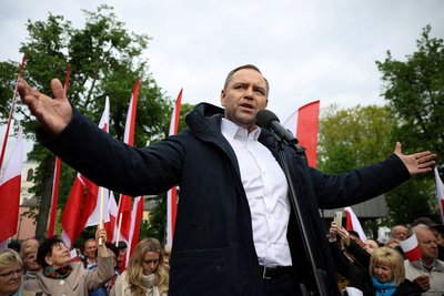 Кандидат в президенти Польщі від партії "Право і справедливість" Кароль Навроцький на зустрічі з прихильниками в Гарволіні 5 травня 2025 року Кандидат в президенти Польщі від партії "Право і справедливість" Кароль Навроцький на зустрічі з прихильниками в Гарволіні 5 травня 2025 року