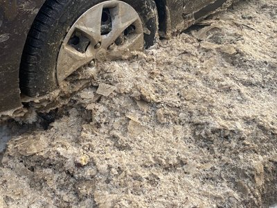 Вода зійшла, деякі авто примерзли: на столичній Борщагівці усувають наслідки аварії на водогоні Вода зійшла, деякі авто примерзли: на столичній Борщагівці усувають наслідки аварії на водогоні