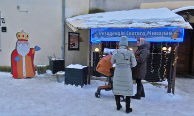 Бесіда з Миколаєм, вірші та подарунки: як у Луцьку працює резиденція в укритті