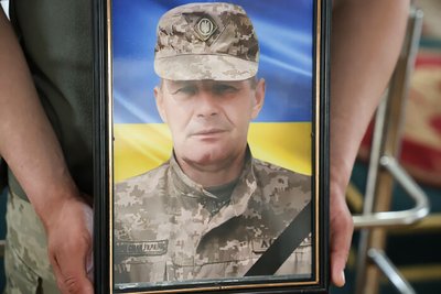 У Луцьку провели в останню дорогу 51-річного полеглого військового Віктора Степанюка У Луцьку провели в останню дорогу 51-річного полеглого військового Віктора Степанюка