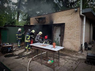 Згоріли два генератори: рятувальники загасили пожежу на Київщині Згоріли два генератори: рятувальники загасили пожежу на Київщині