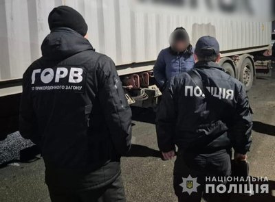 Під причепом до Молдови: на Одещині викрили схему переправлення військовозобов'язаних за кордон Під причепом до Молдови: на Одещині викрили схему переправлення військовозобов'язаних за кордон