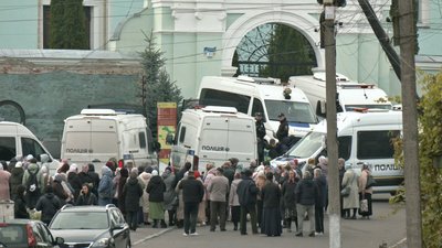 В Успенському соборі на Волині описують майно і замінюють замки у дверях: представників УПЦ виселяють В Успенському соборі на Волині описують майно і замінюють замки у дверях: представників УПЦ виселяють