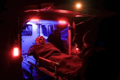 Медики грузять в евакуак військовослужбовця, який отримав поранення на позиції поблизу Покровська Медики грузять в евакуак військовослужбовця, який отримав поранення на позиції поблизу Покровська