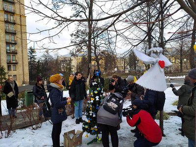 Прикрашали під звуки тривоги. У на Алеї Героїв Небесної Сотні встановили "Ялинку для Героїв"