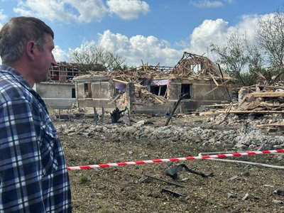 Ярослав Іванов дивиться на зруйнований будинок, у якому загинув його брат
