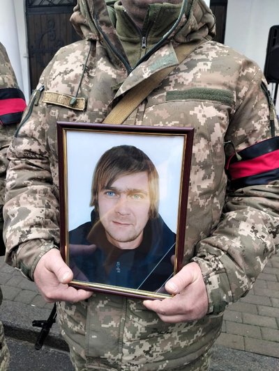 У Полтаві попрощалися із чотирма військовими, які захищали Україну У Полтаві попрощалися із чотирма військовими, які захищали Україну