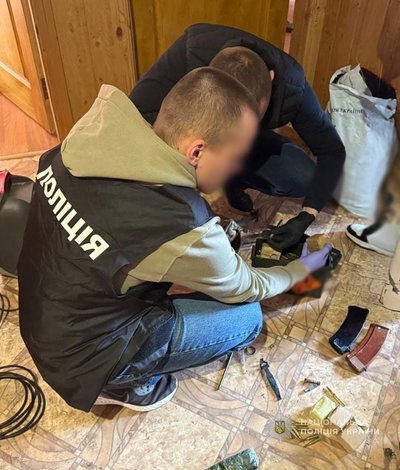 Поліція вилучила карабін, гранати і тротил у жителя Житомирщини Поліція вилучила карабін, гранати і тротил у жителя Житомирщини