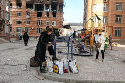 В Одесі у багатоповерхівці прибирають наслідки від атаки РФ. ФОТО В Одесі у багатоповерхівці прибирають наслідки від атаки РФ. ФОТО