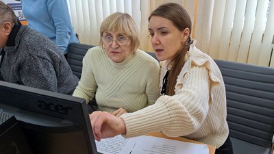 Комп’ютерна грамотність переселенці навчання пенсіонерів хаб Мирнограда переселенка з Мирнограда Наталія вчиться набирати текст на комп'ютері Дніпро 30 січня 2025 рік Комп’ютерна грамотність переселенці навчання пенсіонерів хаб Мирнограда переселенка з Мирнограда Наталія вчиться набирати текст на комп'ютері Дніпро 30 січня 2025 рік