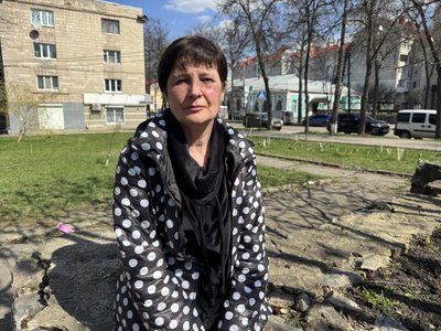 "Це була одна мить". Розповідь пасажирки автобуса, яка вижила після ракетного удару по Сумах "Це була одна мить". Розповідь пасажирки автобуса, яка вижила після ракетного удару по Сумах
