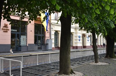 Літній майданчик на паркувальних місцях на вулиці Степана Бандери у Чернівцях Літній майданчик на паркувальних місцях на вулиці Степана Бандери у Чернівцях