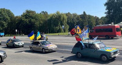 Колона авто завершила заїзд на Майдані Незалежності Колона авто завершила заїзд на Майдані Незалежності