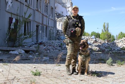 Молодша інспекторка-кінологиня КЦ ГУНП в Херсонській області Катерина Бігун із собакою Молодша інспекторка-кінологиня КЦ ГУНП в Херсонській області Катерина Бігун із собакою