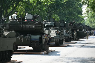 Реклама армії для молоді, день народження "короля" Трампа або просто ювілей війська: що США відзначають 14 червня Реклама армії для молоді, день народження "короля" Трампа або просто ювілей війська: що США відзначають 14 червня