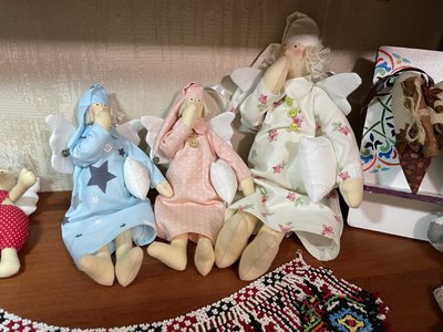 Вишиті сорочки, янголятка в стилі Тільда і прикраси з бісеру. Майстриня з Херсона робить обереги для військових Вишиті сорочки, янголятка в стилі Тільда і прикраси з бісеру. Майстриня з Херсона робить обереги для військових