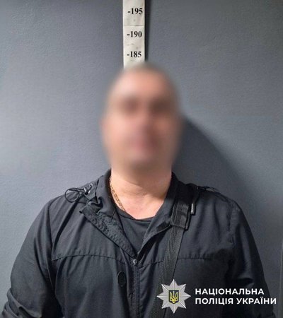 У Києві чоловік влаштував стрілянину у дворі житлового будинку У Києві чоловік влаштував стрілянину у дворі житлового будинку