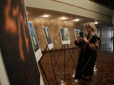 У Сумах презентували картину, написану представниками влади та поліції У Сумах презентували картину, написану представниками влади та поліції
