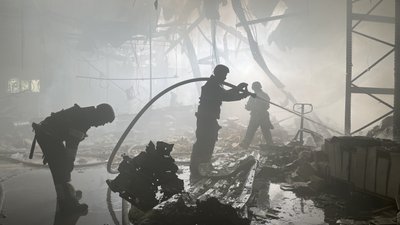 Удар по "Фактор-Друк" у Харкові: рятувальники гасять пожежу Удар по "Фактор-Друк" у Харкові: рятувальники гасять пожежу