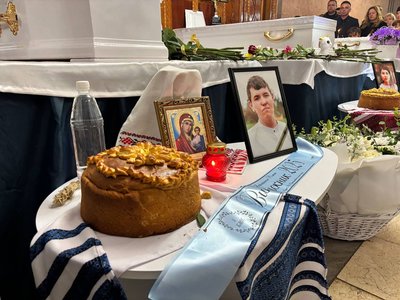 На Житомирщині попрощалися з трьома дітьми, які загинули внаслідок удару армії РФ На Житомирщині попрощалися з трьома дітьми, які загинули внаслідок удару армії РФ