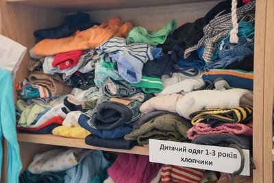"Нікому не відмовляємо". Як у Сумах працює банк одягу