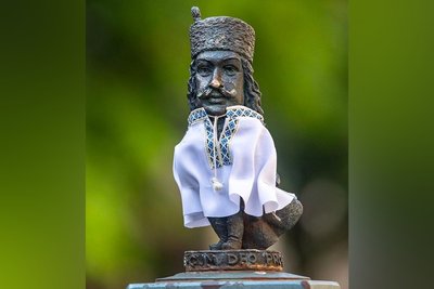 У Мукачеві мініскульптури одягнули у вишиванки