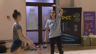 Анна Різатдінова під час тренування юних спортсменок в Академії художньої гімнастики Анна Різатдінова під час тренування юних спортсменок в Академії художньої гімнастики