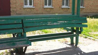 "Сидять на бордюрах і пеньках": жителі мікрорайону в Кропивницькому просять встановити лавки "Сидять на бордюрах і пеньках": жителі мікрорайону в Кропивницькому просять встановити лавки