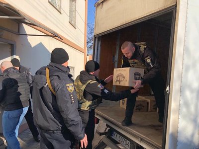 Поліцейські Кіровоградщини привезли гуманітарну допомогу на деокуповані території Поліцейські Кіровоградщини привезли гуманітарну допомогу на деокуповані території