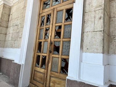 Війська РФ обстріляли будівлю театру у Херсоні Війська РФ обстріляли будівлю театру у Херсоні