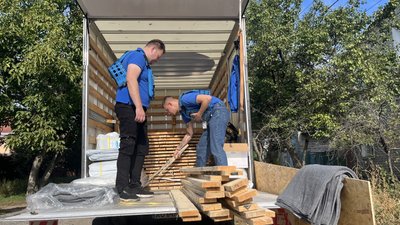 Волонтери надають допомогу на місці влучань Волонтери надають допомогу на місці влучань