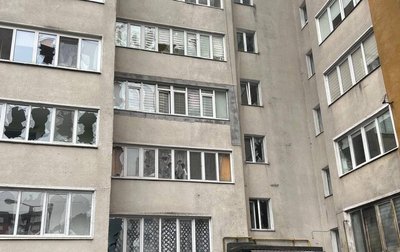 У пошкодженій багатоповерхівці вибиті вікна У пошкодженій багатоповерхівці вибиті вікна
