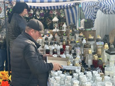 День пам'яті померлих на Закарпатті: чи здорожчали свічки та поминальна атрибутика День пам'яті померлих на Закарпатті: чи здорожчали свічки та поминальна атрибутика