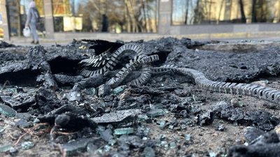 Горів автомобіль у Рівному. Були травмовані двоє чоловіків, один — у критичному стані Горів автомобіль у Рівному. Були травмовані двоє чоловіків, один — у критичному стані