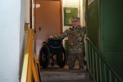 Ветеран Сергій Кошельніков у Харкові живе на другому поверсі, на прохання йому зробили пандус, але він не підходить до нового крісла Ветеран Сергій Кошельніков у Харкові живе на другому поверсі, на прохання йому зробили пандус, але він не підходить до нового крісла