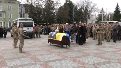 З 23-річним бійцем Сил спеціальних операцій Денисом Медведюком попрощалися у Рівному З 23-річним бійцем Сил спеціальних операцій Денисом Медведюком попрощалися у Рівному