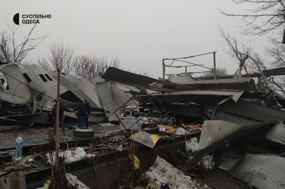 Спалені автівки та зруйнований ангар: наслідки російської атаки по авторемонтному підприємству Одеси. ФОТО Спалені автівки та зруйнований ангар: наслідки російської атаки по авторемонтному підприємству Одеси. ФОТО