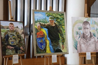 У Хмельницькому триває виставка портретів полеглих захисників У Хмельницькому триває виставка портретів полеглих захисників