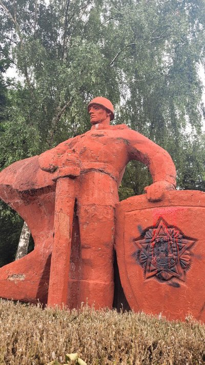 Пам'ятник затулили Пам'ятник затулили