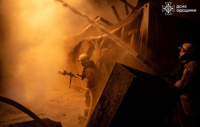 Нічний удар по Одещині: зазнали пошкоджень будинки й автівка Нічний удар по Одещині: зазнали пошкоджень будинки й автівка