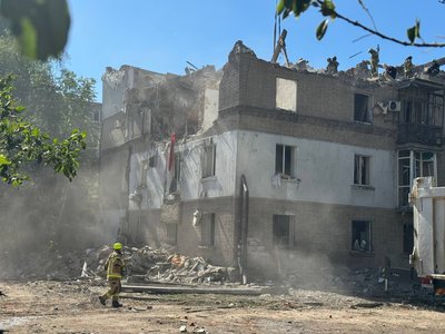 Дев'ять загиблих та потрощені будинки. Фоторепортаж з місця удару РФ по Дніпру