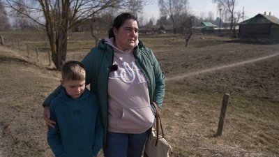 "Ручки було видно з-під води": що кажуть у селі на Чернігівщині про трьох дітей, які провалилися під кригу "Ручки було видно з-під води": що кажуть у селі на Чернігівщині про трьох дітей, які провалилися під кригу