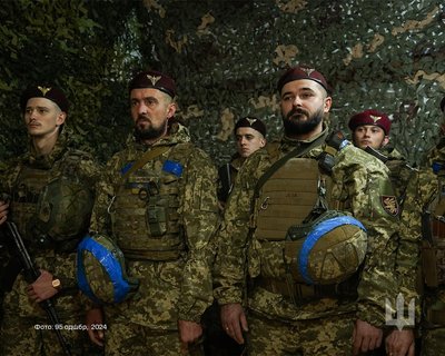 Воїни 95-ї десантно-штурмової бригади отримали нагороди від генерала Сирського Воїни 95-ї десантно-штурмової бригади отримали нагороди від генерала Сирського