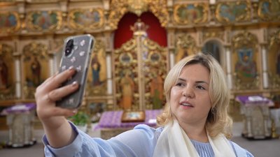 Юлія Залізна робить селфі Юлія Залізна робить селфі