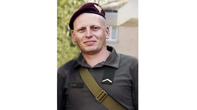 Возить допомогу на передову та допомагає школі. Мама загиблого бійця з Кіровоградщини волонтерить у пам'ять про сина Возить допомогу на передову та допомагає школі. Мама загиблого бійця з Кіровоградщини волонтерить у пам'ять про сина